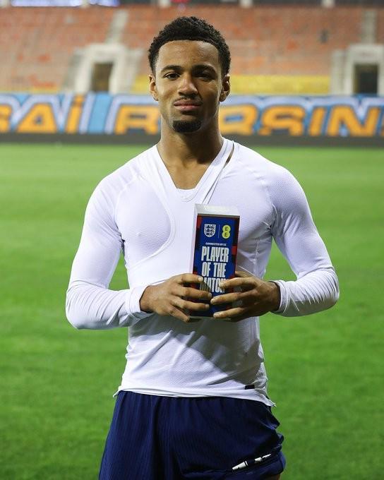 开云体育平台-太阳报:英格兰U21更衣室遭偷拍,恩瓦内里挥动毛巾愤怒遮窗