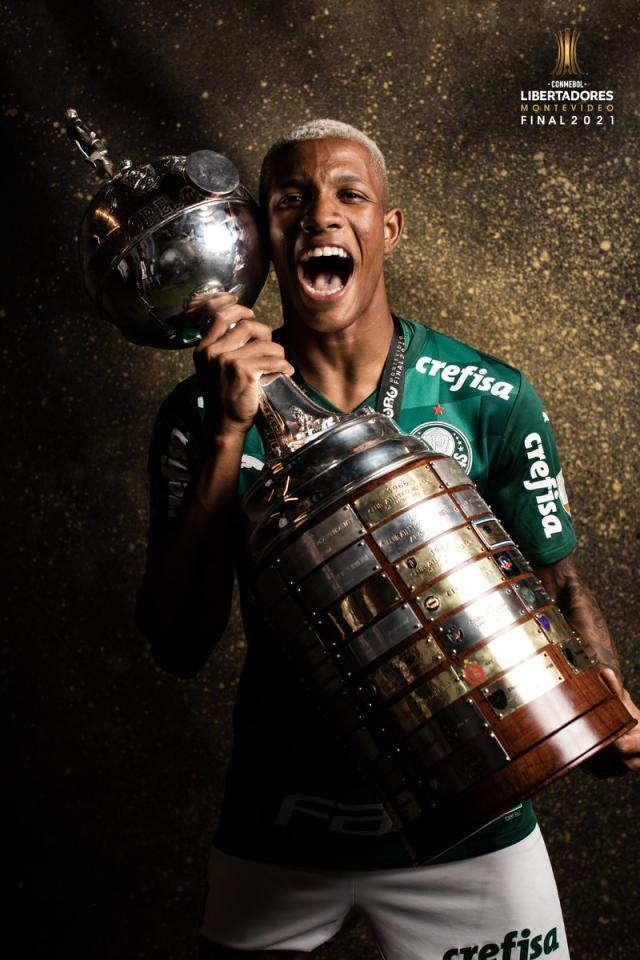 开云-爱游戏-20岁后腰连拿两届解放者杯冠军 南美足联祝贺他！